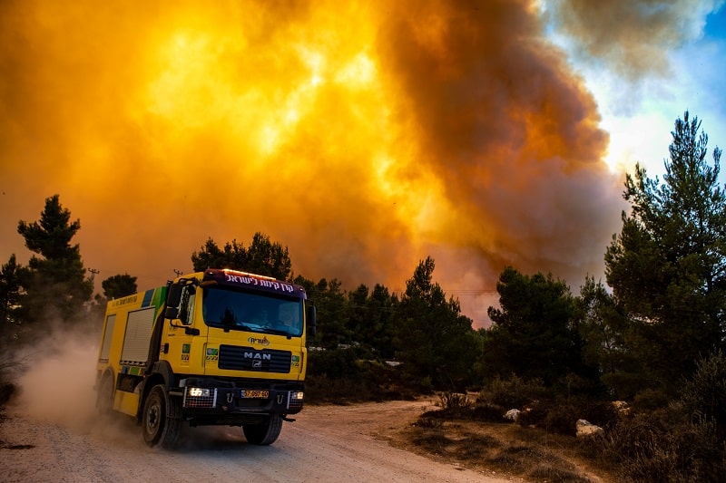 Brandweerwagen in actie tijdens de brand in de heuvels van Jeruzalem