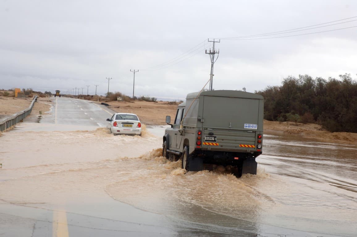 Overstroming van een weg na hevige regenval in de woestijn