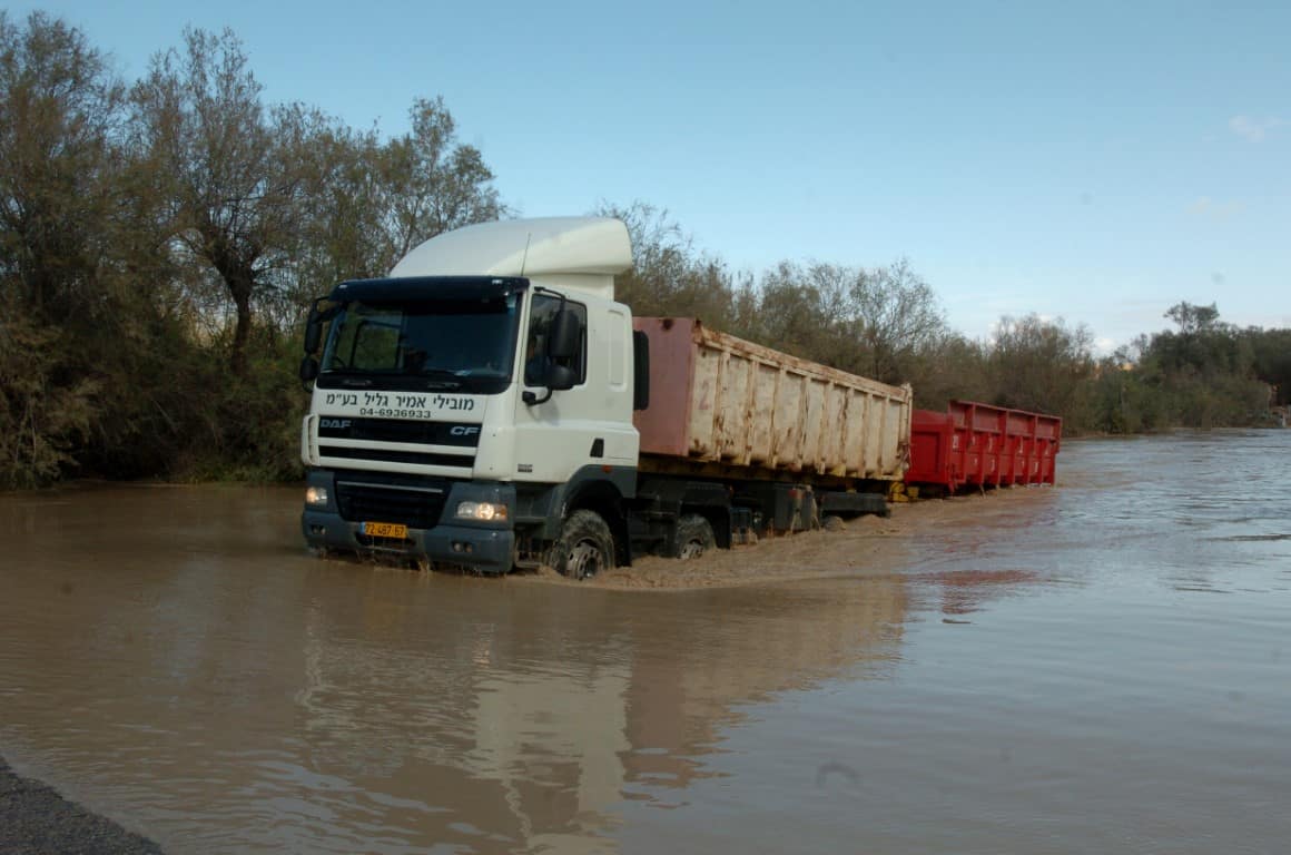 Overstroming van een weg na hevige regenval in de woestijn