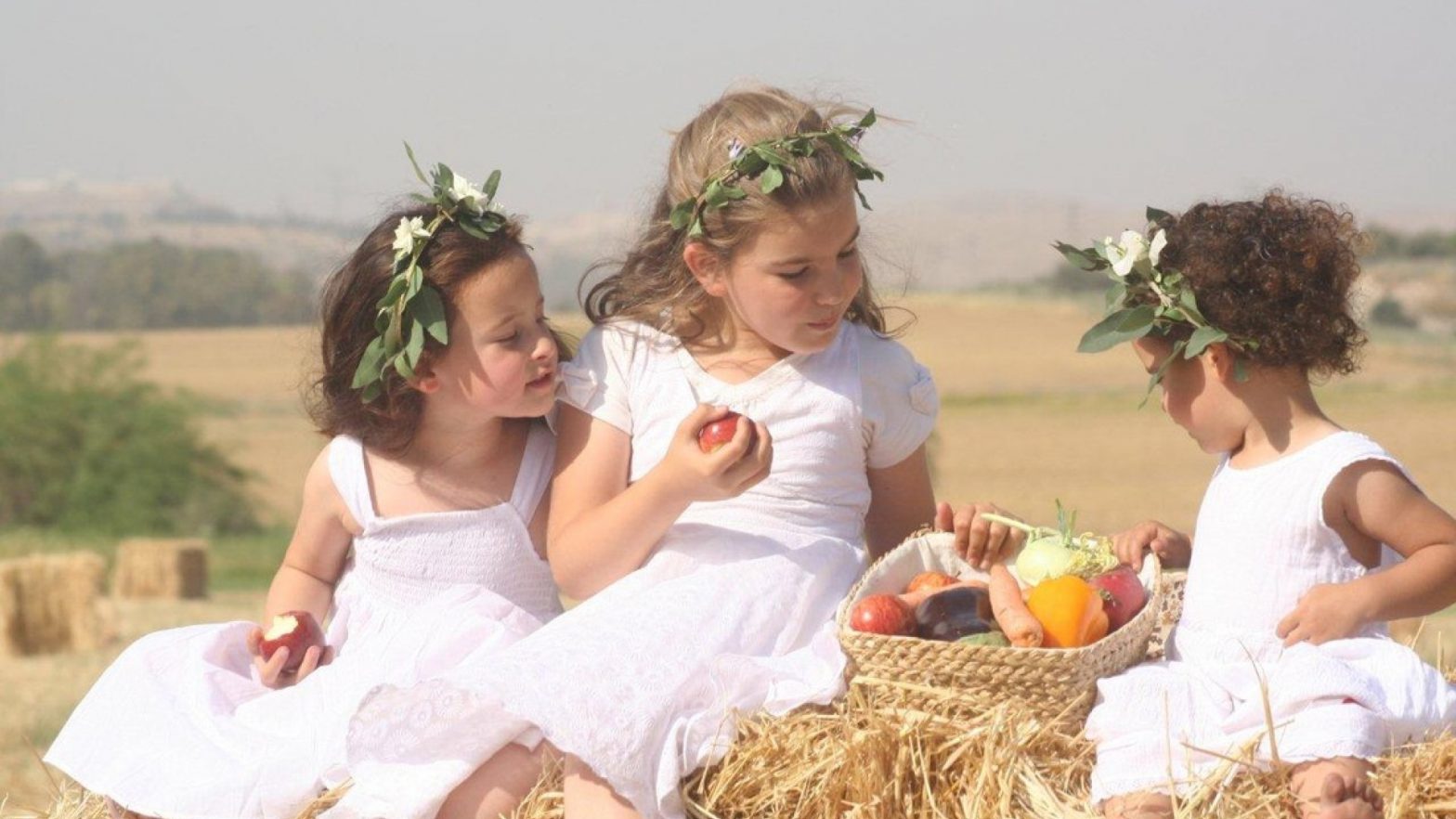 Kinderen vieren Sjawoe'ot - oogstfeest