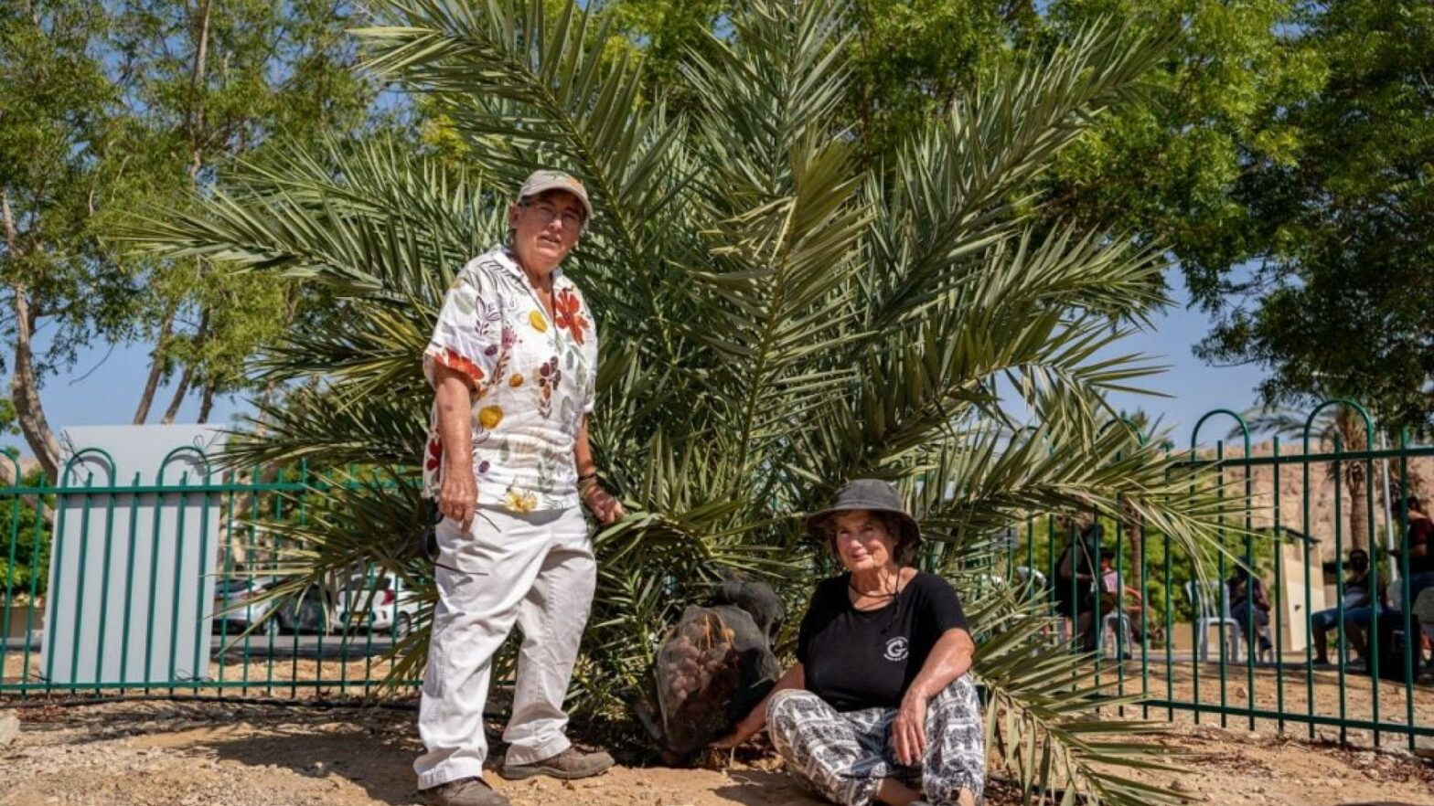 Sara Sallon en Elaine Solowey voor de palmboom uit de oudheid.