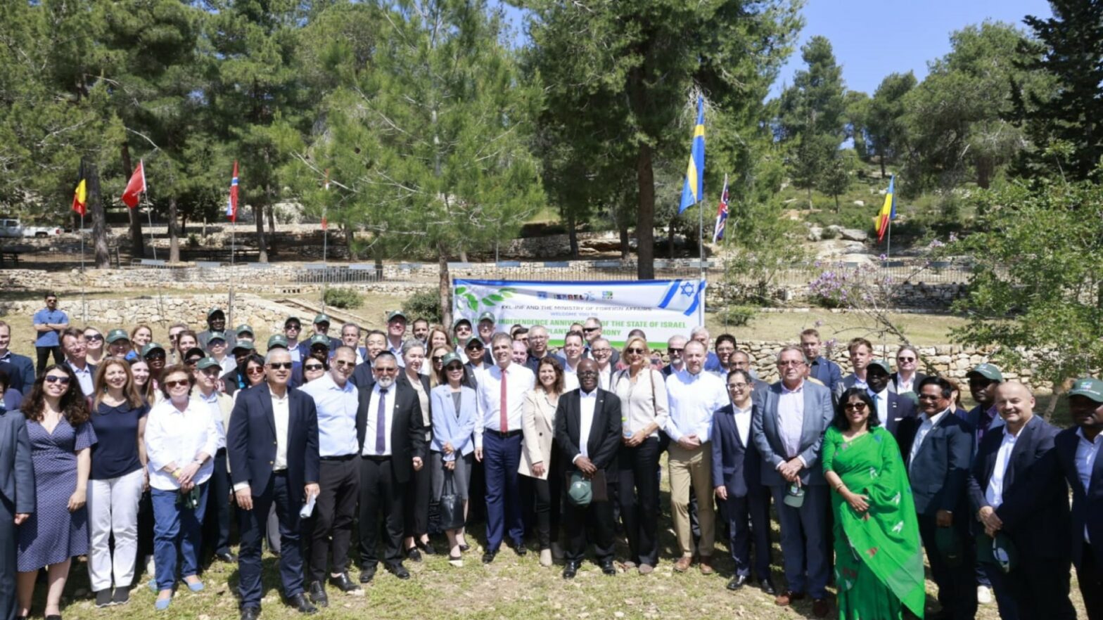 75 diplomaten planten 75 bomen voor Israëls 75ste verjaardag
