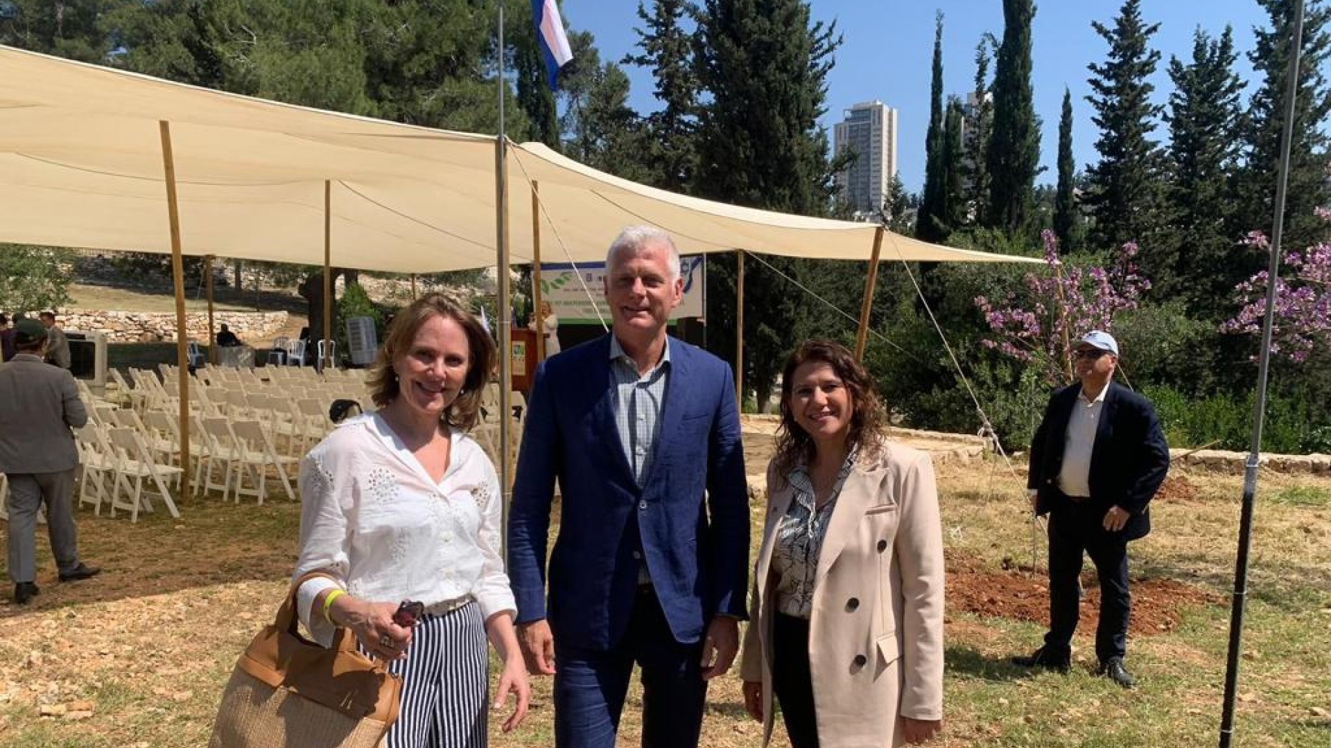 75 diplomaten planten 75 bomen - Vivian met de ambassadeur en voorzitter van JNF Israël