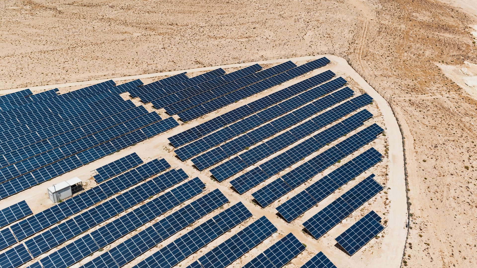 Zonne-energie panelen in de woestijn