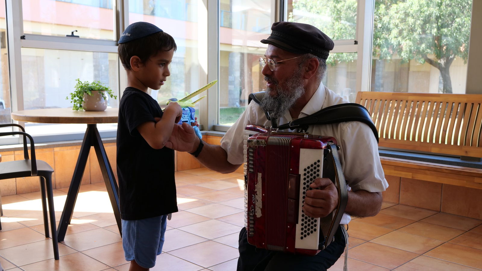 Hispin Relief Center vangt getroffen families op uit het zuid Israël