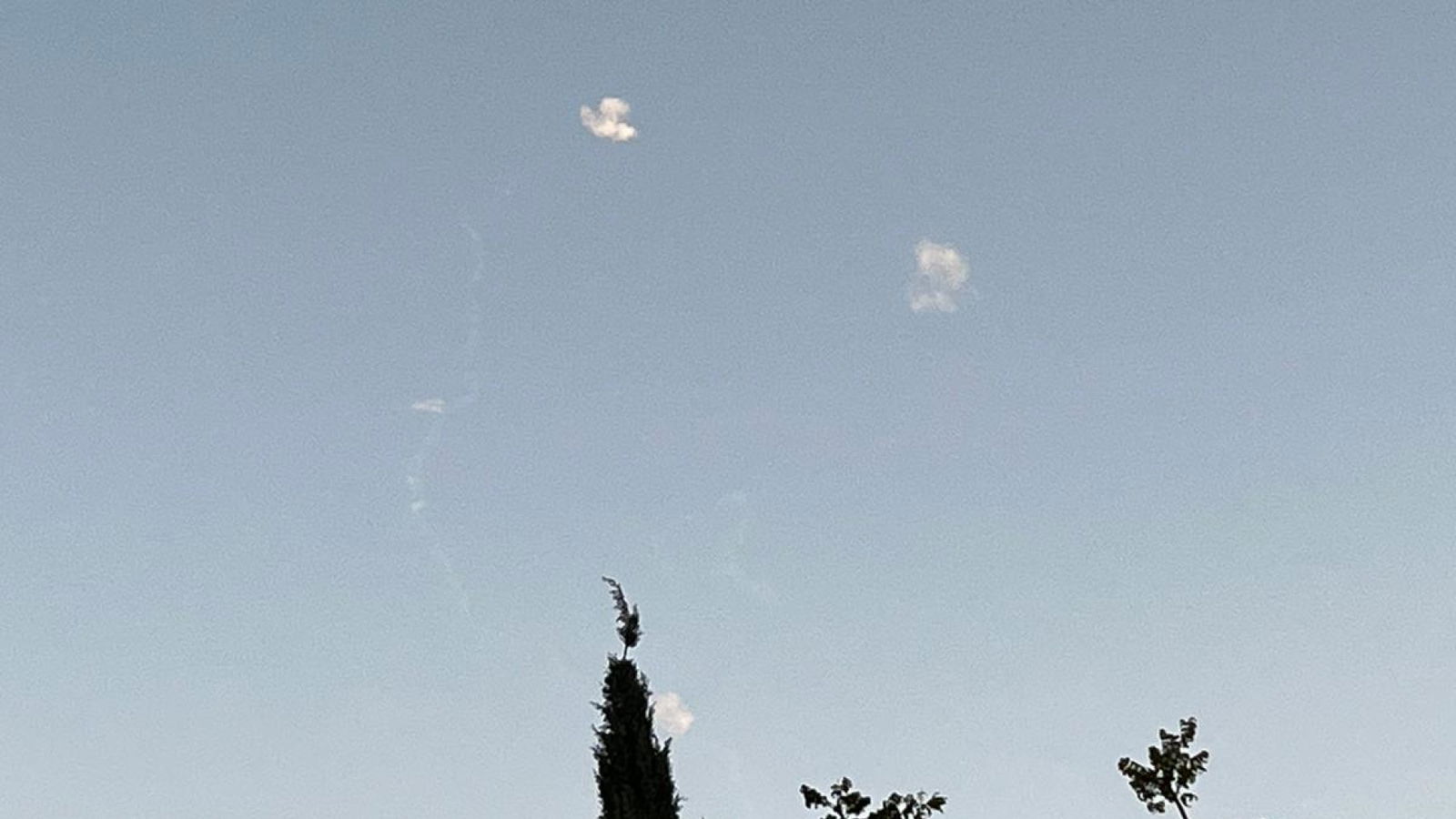 Wolkjes door rakketten die door de Iron dome ontploffen in de lucht