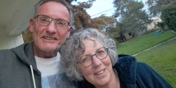 Okke en Elke in Nes Ammim - website Joanne's blog 22 - Okke en Elke in Nes Ammim
