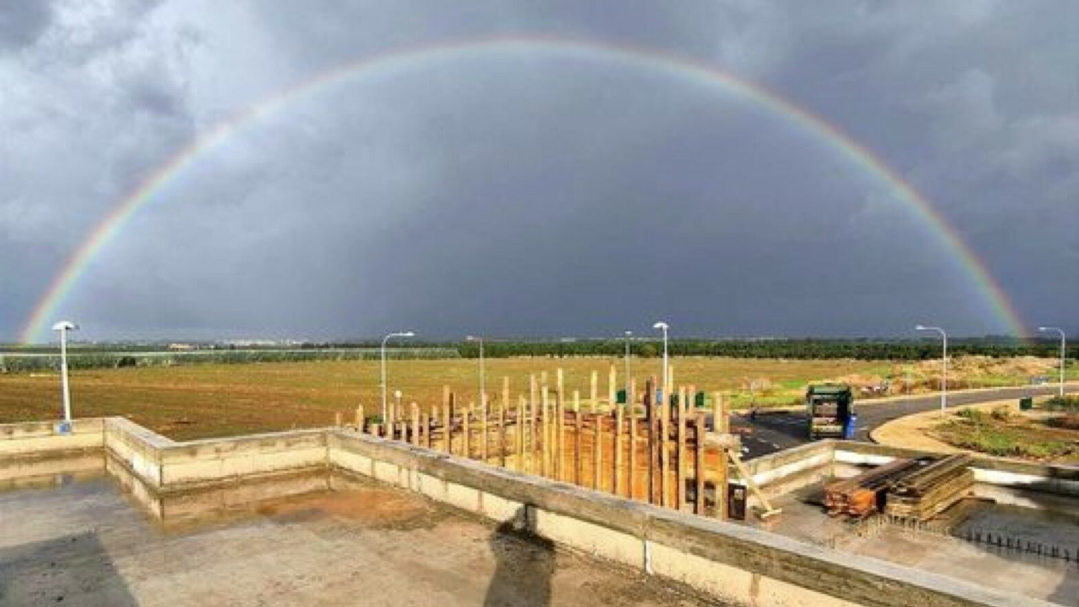 Joanne's blog 21 - Regenboog vanuit het nieuw te bouwen huis van een soldaat in Gaza