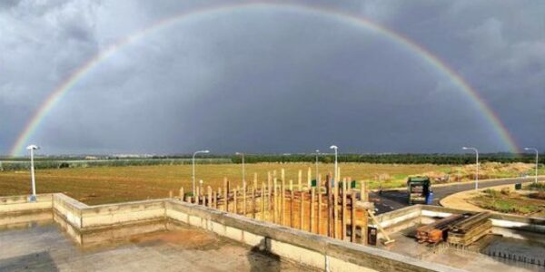 blog 18 december 2023 JNF - website Joanne's blog 21 - Regenboog vanuit het nieuw te bouwen huis van een soldaat in Gaza