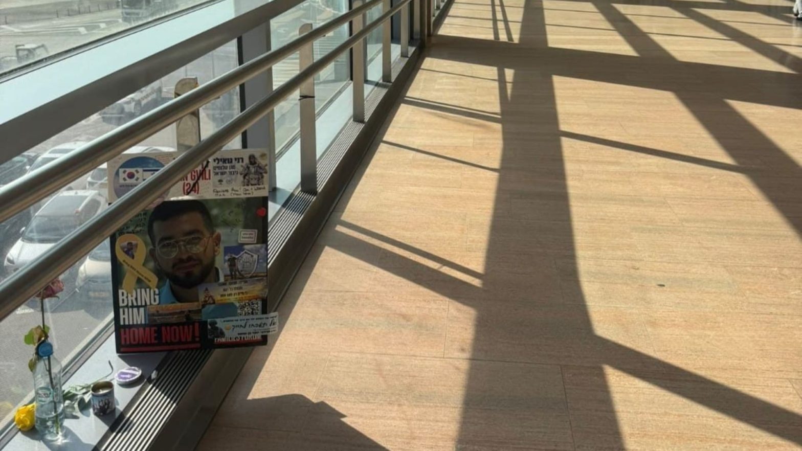 Joanne's blog 115 - Ran Gvili's foto op vliegveld Ben-Goerion