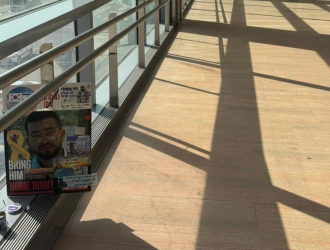 Joanne's blog 115 - Ran Gvili's foto op vliegveld Ben-Goerion