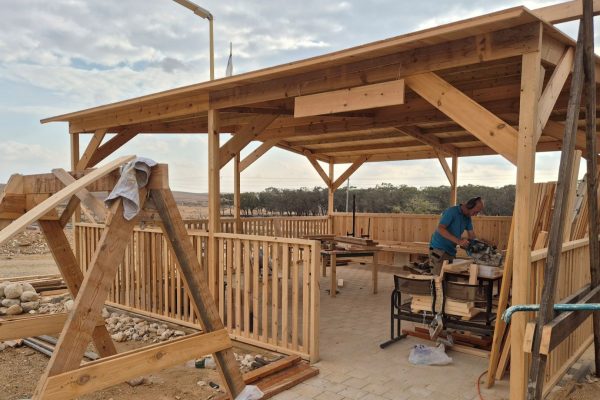 1000013256 - website Joanne's blog 118 - Overkapping gemaakt door vrijwilligerswerk in Nitzana