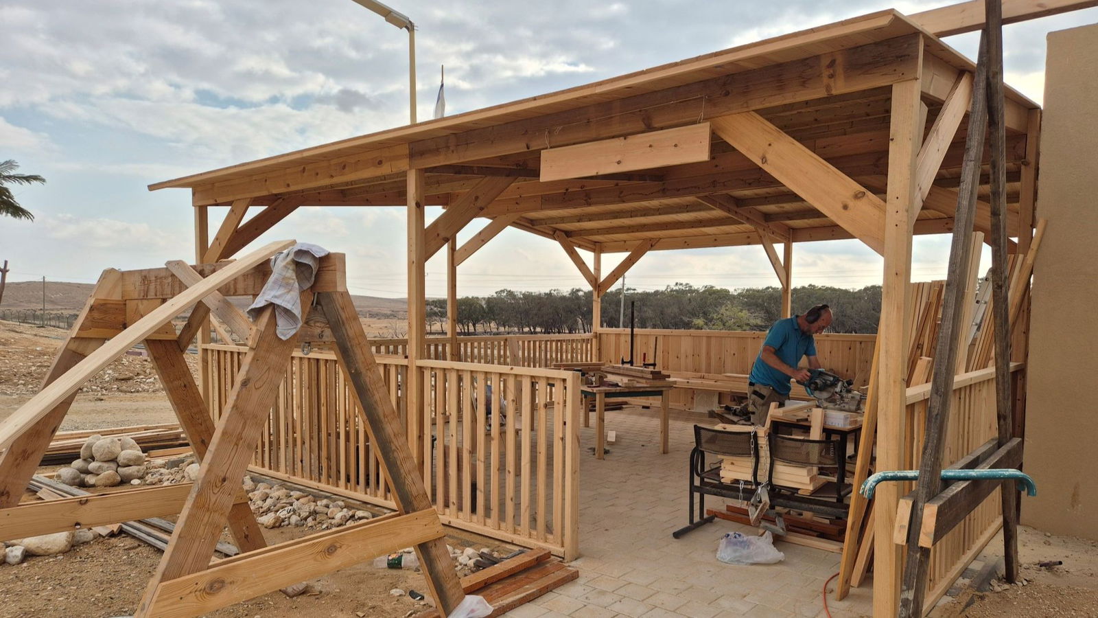 Joanne's blog 118 - Overkapping gemaakt door vrijwilligerswerk in Nitzana