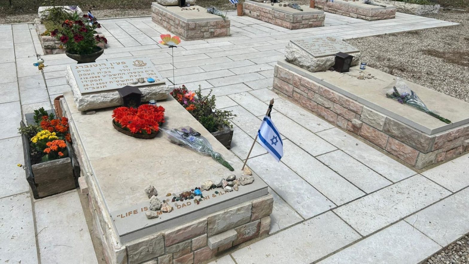 Joanne's blog 133 - Graf Maayan met krans op Jom Hazikaron