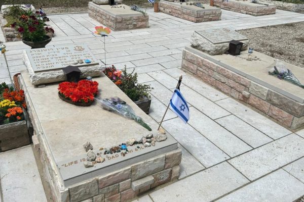 Joanne's blog 133 - Graf Maayan met krans op Jom Hazikaron