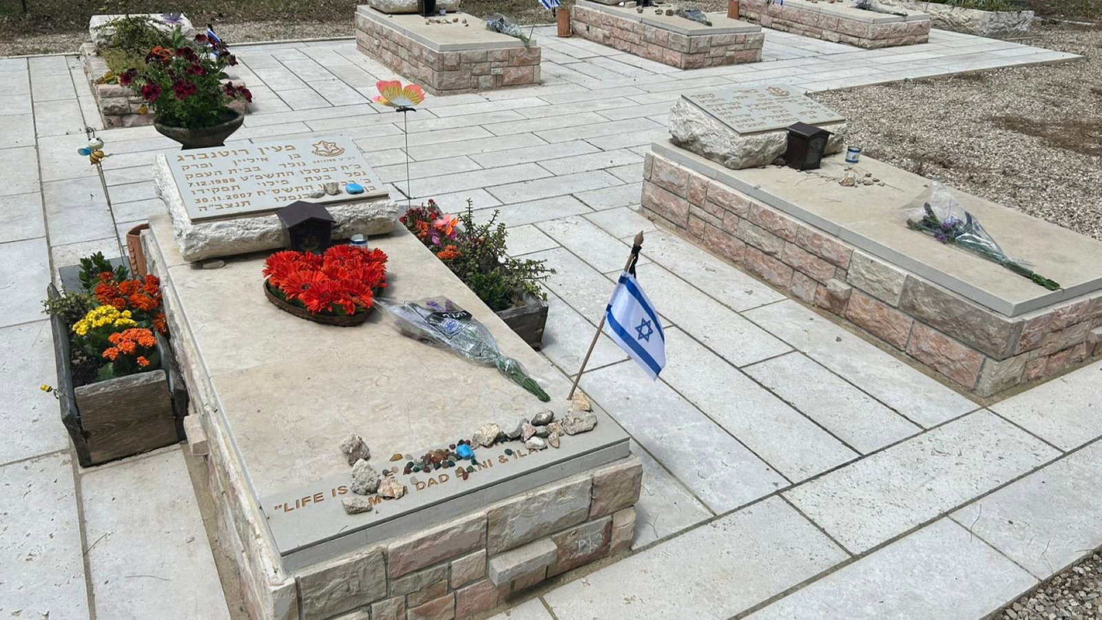 Joanne's blog 133 - Graf Maayan met krans op Jom Hazikaron