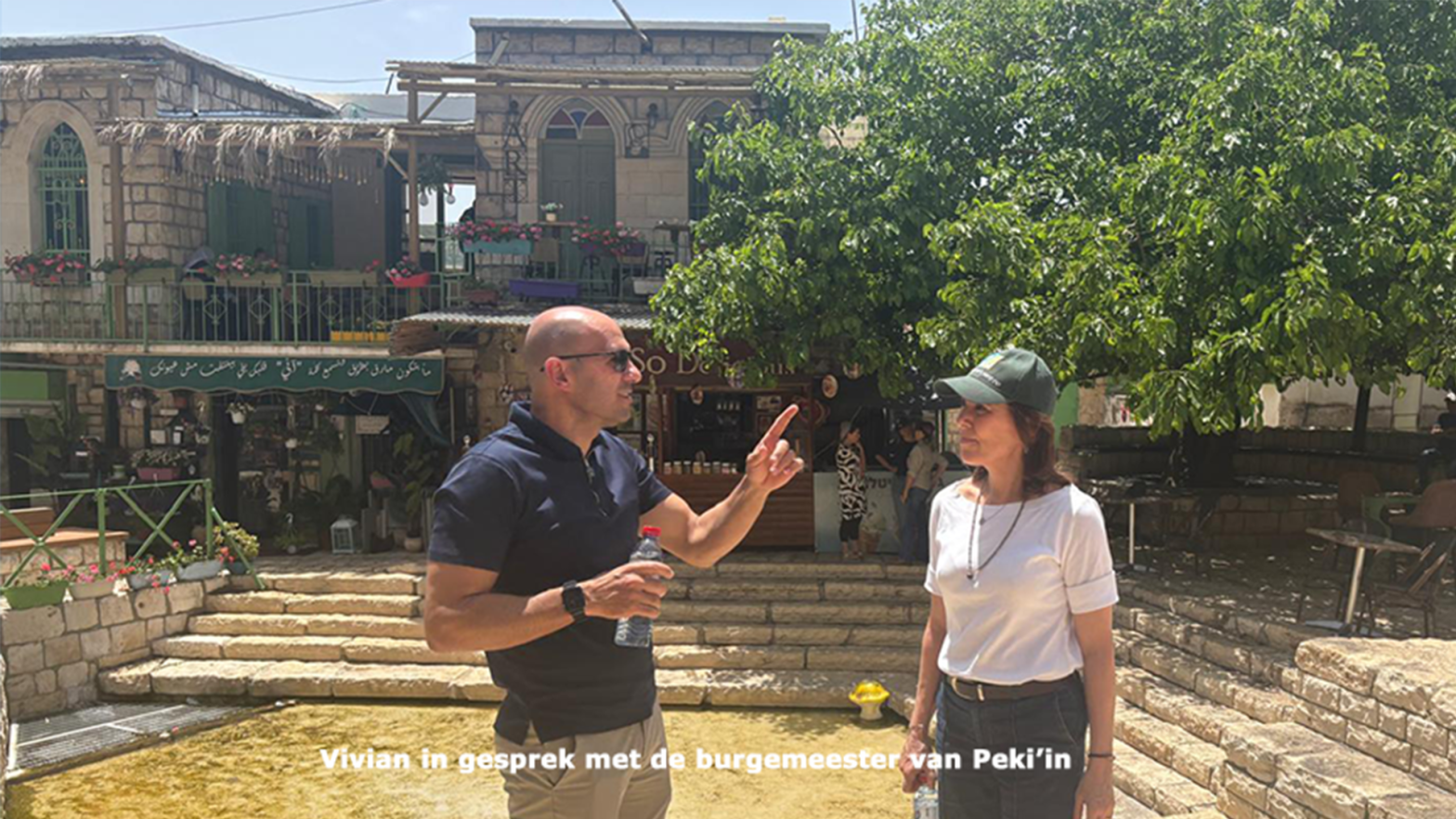 Vivian in gesprek met burgemeester van Peki'in