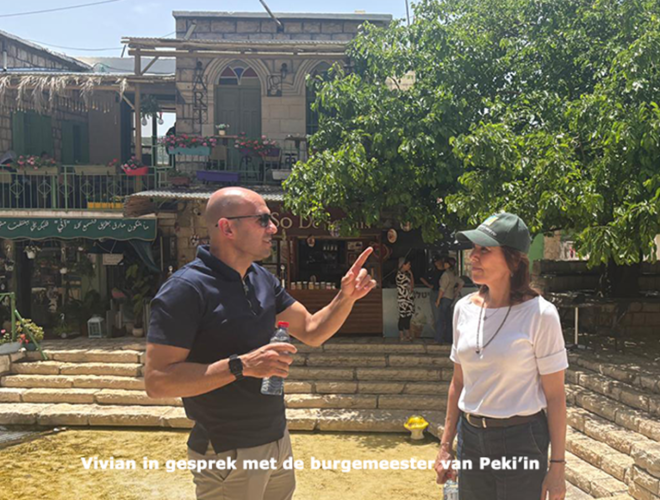 Vivian in gesprek met burgemeester van Peki'in